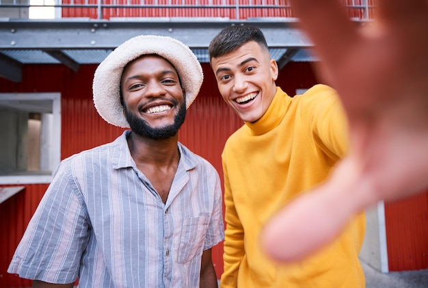 Foto amici di uomini gen z o ritratti selfie all'aperto in città urbana o strada in estate con moda o stile influencer di diversità o persone con sorriso felice o libertà sull'immagine del profilo dei social media