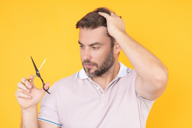 Мужская прическа прическа парень с ножницами мужской уход за волосами красота парикмахерская концепция портрета бородатого человека
