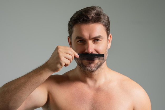 Stile di capelli uomini baffi uomo di mezza età con pettine pettinaggio baffi uomini barba cura bellezza barbiere
