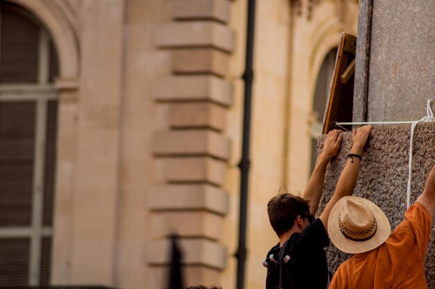 Photo men hanging against wall