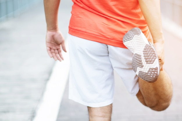 Photo men have a lot of leg pain in the park due to strenuous exercise