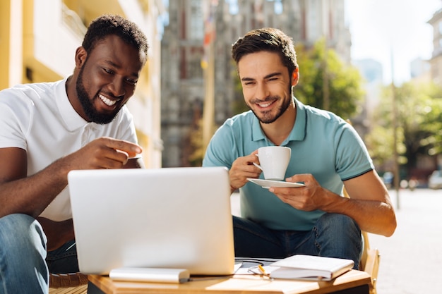 一杯のコーヒーを飲み、アイデアを共有している男性