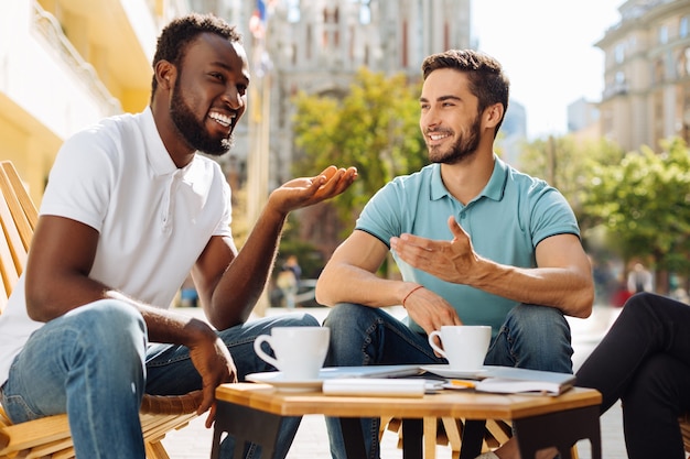 一杯のコーヒーを飲み、アイデアを共有している男性