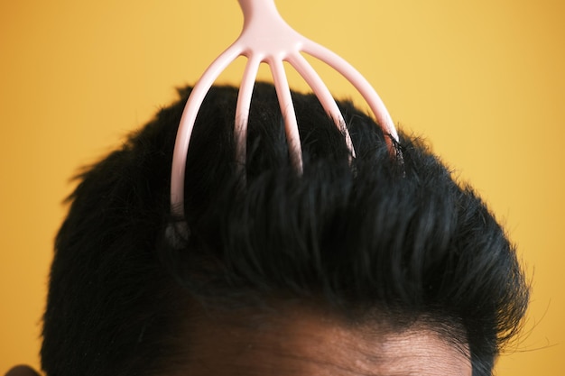 Photo men having a scalp massage with a brush