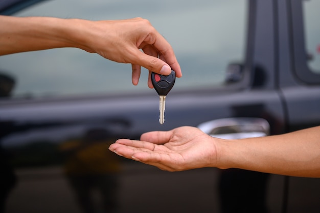 Men hold the car keys to submit to the staff to pick up the car.