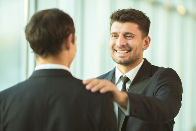 男性はオフィスで肩を抱えています