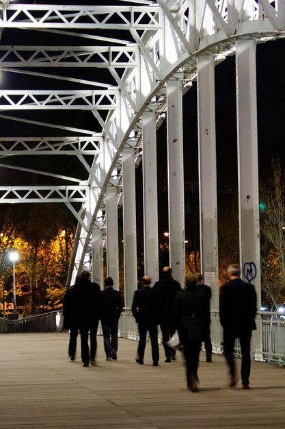 Foto uomini sulla città illuminata