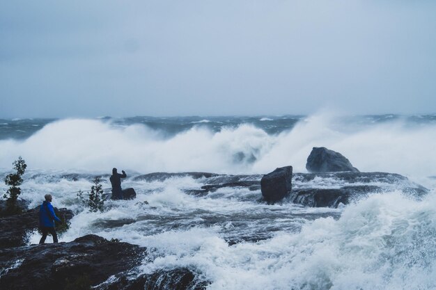 写真 空と対峙する海の男たち