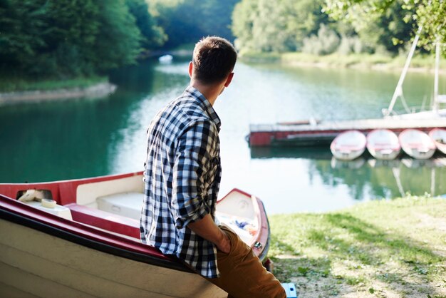 釣り旅行の前に景色を見ている男性