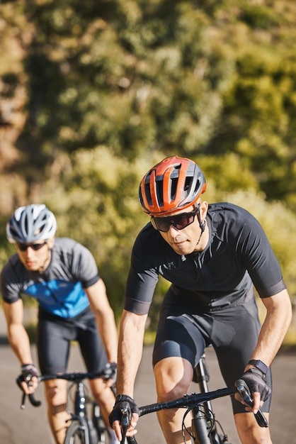 Мужчины в горах и на велосипеде для гонок, фитнеса и шлема для безопасной скорости и тренировок для здоровья летом