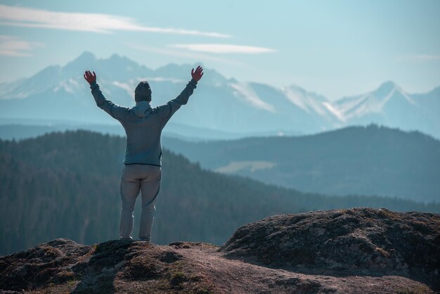 山の上の男たち。ハイタトラの美しい景色。旅行、観光。