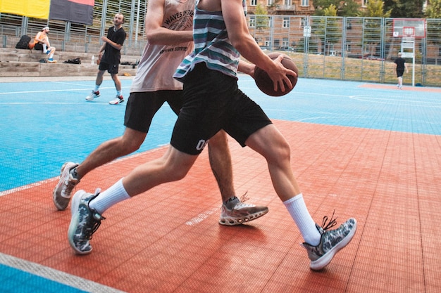 屋外でバスケットボールをする男性