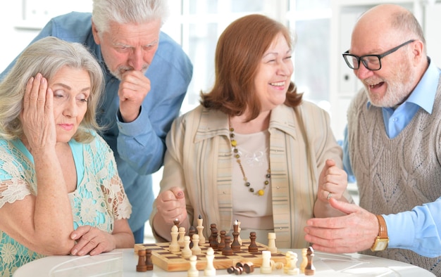 Photo men playing chess