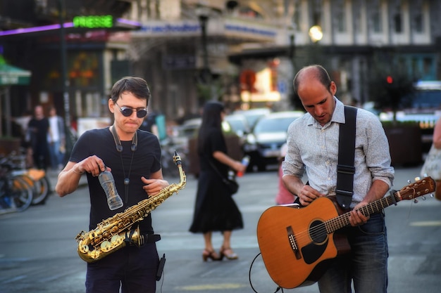 Foto uomini che suonano musica in strada