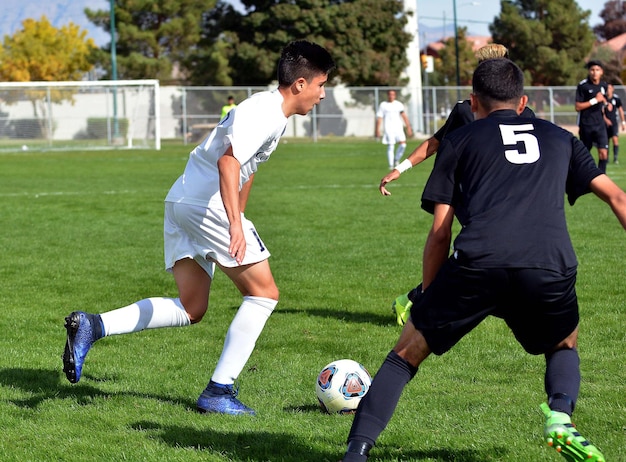 Photo men playing soccer on field