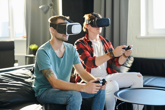 Мужчины играют в виртуальную видеоигру