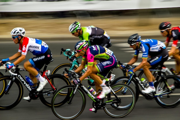 Foto uomini in bicicletta in competizione