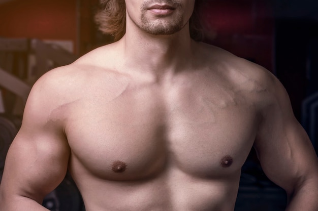 Мужская спортивная мускулистая грудь крупным планом и сексуальный подбородок.
