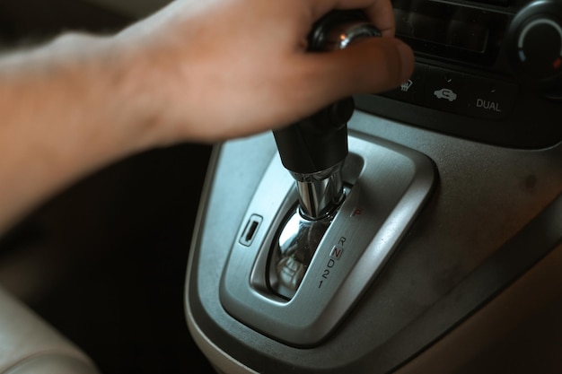 Foto cambio automatico da uomo in auto di lusso