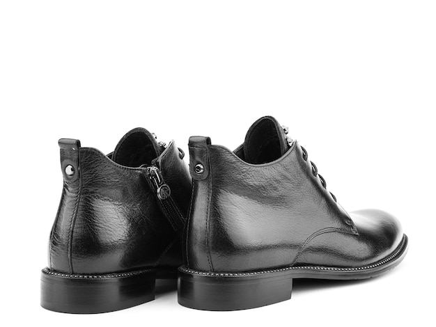 Мужские осенние черные кожаные сапоги джодхпур со шнуровкой и средним каблуком на белом фоне Вид сзади Модная обувь