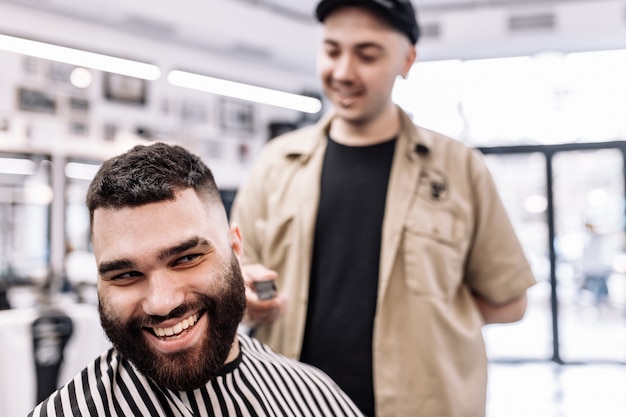 Salone di bellezza maschile. taglio di capelli maschile in un barbiere. nuovo stile di taglio di capelli 2020