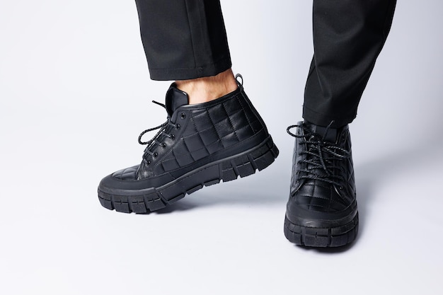 Stivali neri da uomo in vera pelle, calzature da uomo su sfondo bianco. scarpe da uomo invernali 2022