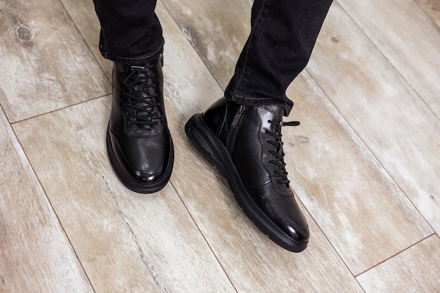 가죽 소재의 남성용 블랙 겨울 부츠. 세련된 남성 신발