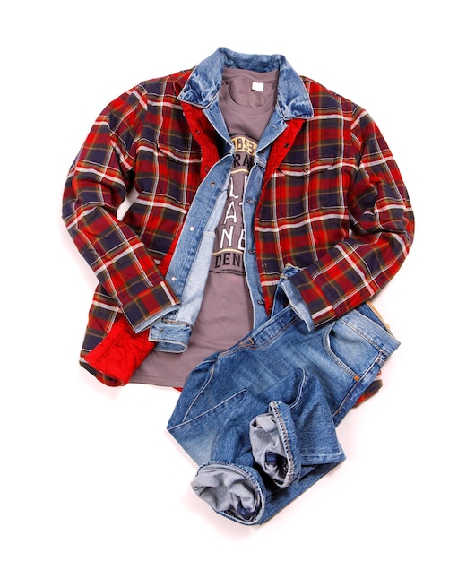 Фото Мужская повседневная одежда и аксессуары. рубашка, футболка и джинсы на белом фоне