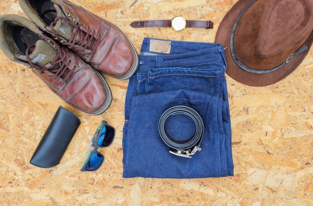 Photo men's casual outfits with leather accessories on wooden background, fashion concept.