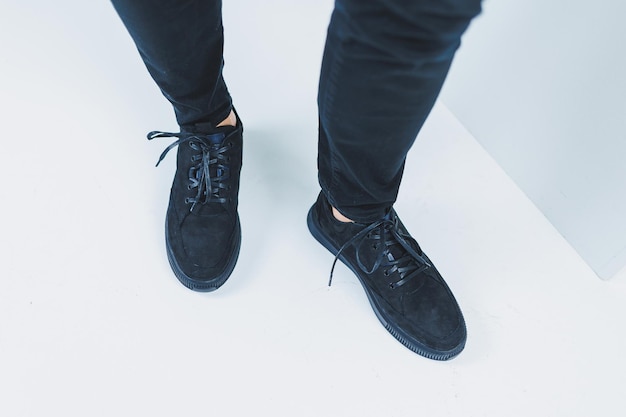 本革で作られた黒色のメンズカジュアルシューズ 黒いレースの靴を履いた靴の男性 高品質の写真
