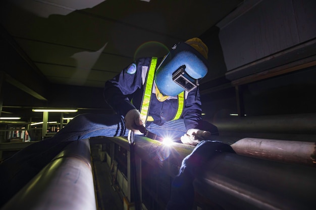 Mani da uomo con saldatura ad argon tubo di riparazione tubo inossidabile bevanda argon saldatura industriale top lavoro in quota