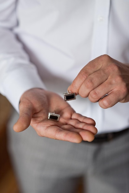 Men's hands with cufflinks 3136