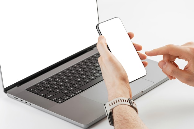 Мужские руки с картой и телефоном на фоне ноутбука Онлайн оплата доставки