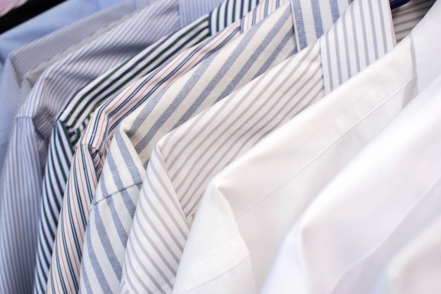 Photo men shirts hanging on rack in a row