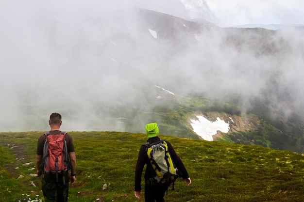 霧の中の男性のシルエット 山でのハイキング旅行の男性