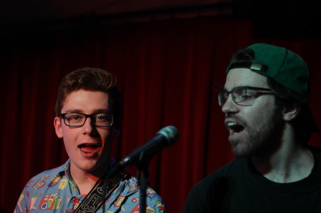 Foto uomini che cantano in un concerto musicale