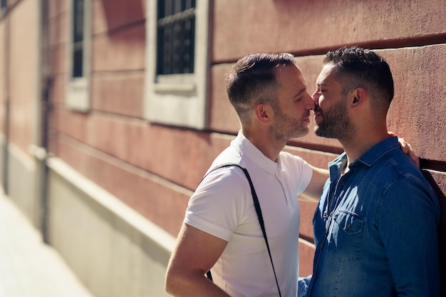 Photo men standing against wall