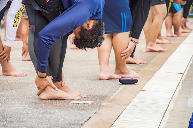 Photo men stretching body before swimming near the pool