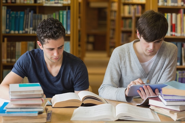 図書館で勉強している男性