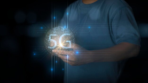 남성은 5G 기술, 글로벌 네트워크 연결 미래 혁신 기술 5G 네트워크 무선 시스템 및 사물 인터넷 또는 IOT가 적용된 휴대 전화를 사용합니다.