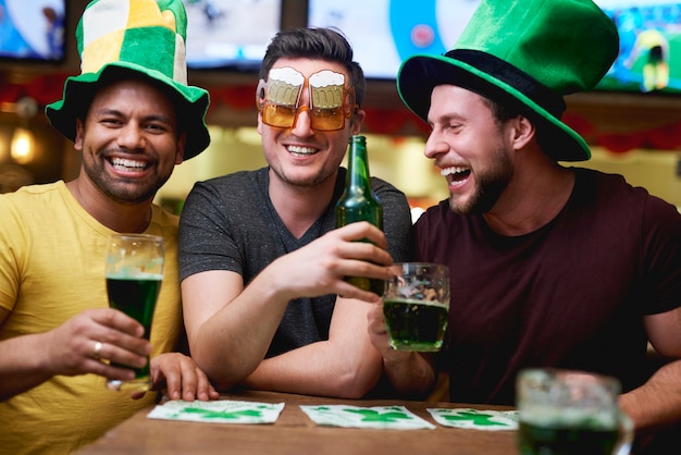 Uomini con cappello da folletto e birra che celebrano il giorno di san patrizio