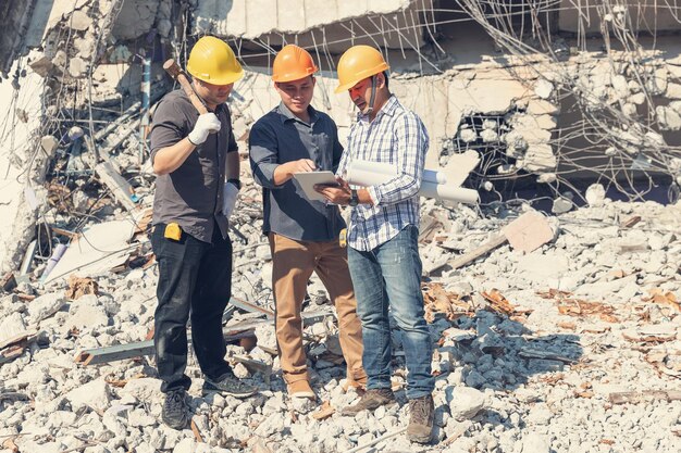 Foto uomini che lavorano sul cantiere