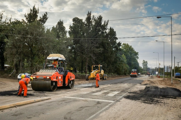 Foto uomini che lavorano sulla strada