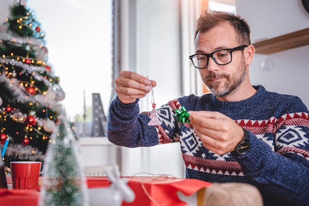 クリスマスプレゼントを包む男性