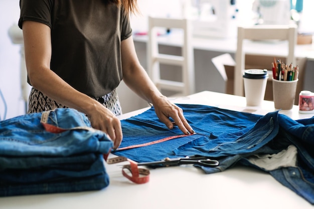 Починка одежды как починить старую одежду экологичная мода джинсовая ткань идеи вторичной переработки с использованием старых джинсов