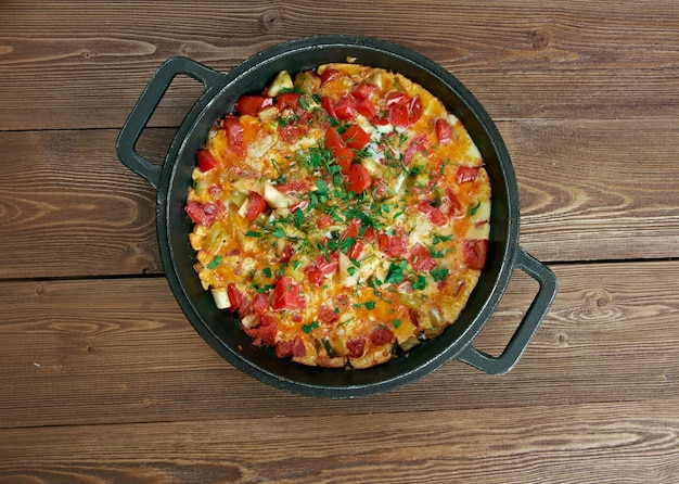 Menemen-전통적인 터키 요리로 계란, 양파, 토마토, 피망, 향신료가 포함됩니다. 일반적으로 아침 식사로 먹습니다.