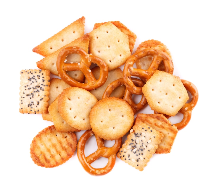 Foto meng crackers geïsoleerd op wit