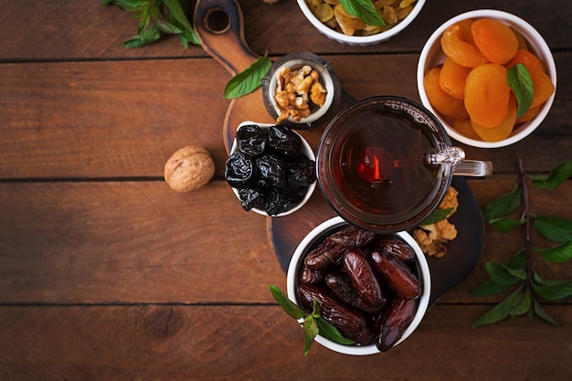 Meng gedroogde vruchten (datum palmvruchten, pruimen, gedroogde abrikozen, rozijnen) en noten, en traditionele Arabische thee. Ramadan (Ramazan) voedsel.