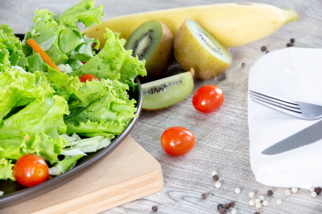 Foto meng groente en fruit, gezond eten mix van verse groenten salade gegarneerd op houten tabblad