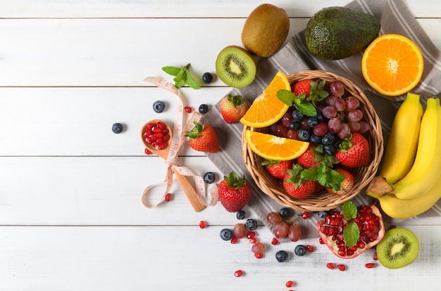 Meng verse fruitsalade met aardbei op houten